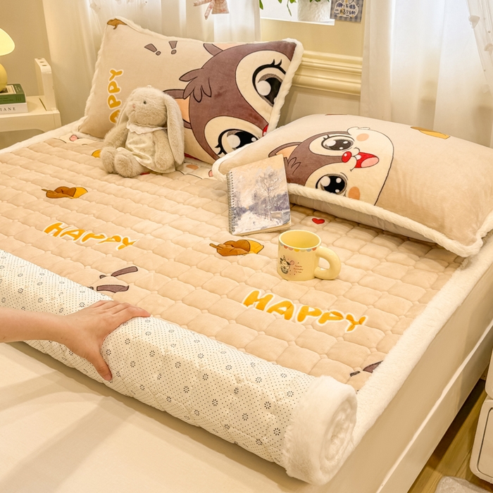 91家纺网 家纺一手货源 找家纺 梦初语 2025新款牛奶绒印花夹棉加厚款床护垫褥子大床场景-直播爆款（夹棉200克） 顽皮鼠