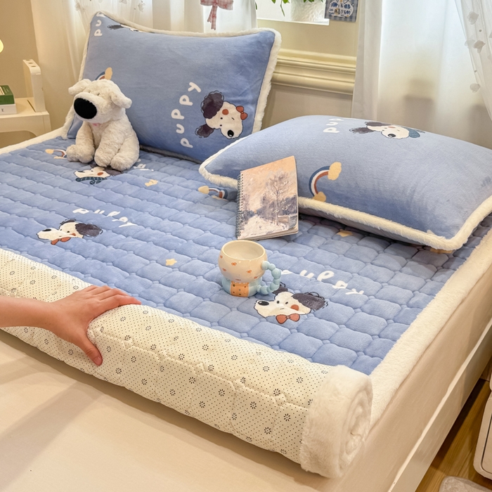 91家纺网 家纺一手货源 找家纺 梦初语 2025新款牛奶绒印花夹棉加厚款床护垫褥子大床场景-直播爆款（夹棉200克） 汪汪星球