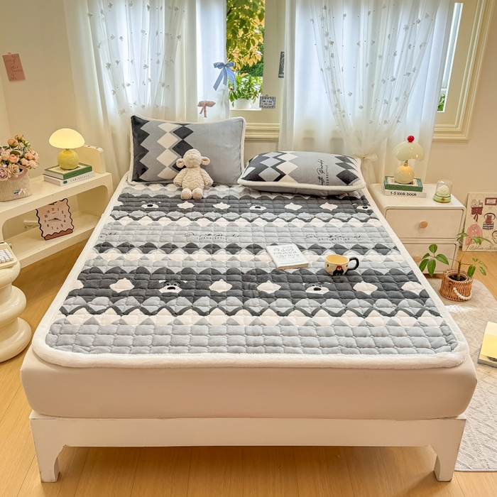 91家纺网 家纺一手货源 找家纺 梦初语 2025新款牛奶绒印花夹棉加厚款床护垫褥子大床场景-直播爆款（夹棉200克） 格调