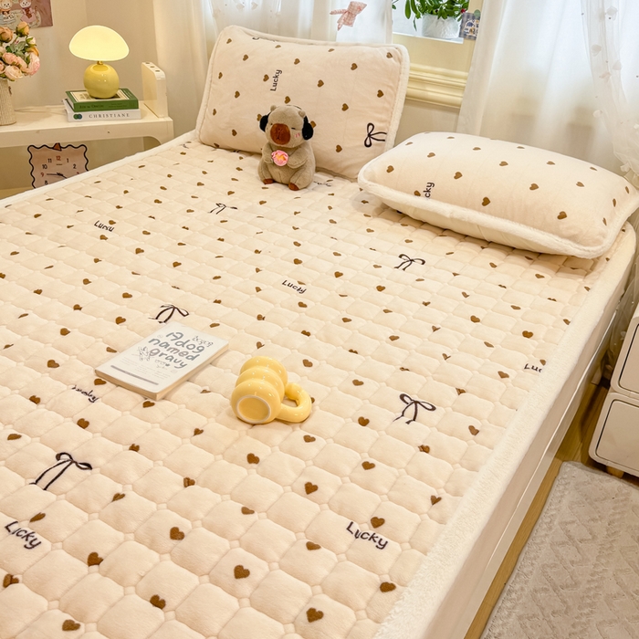 91家纺网 家纺一手货源 找家纺 梦初语 2025新款牛奶绒印花夹棉加厚款床护垫褥子大床场景-直播爆款（夹棉200克） 奶油爱心