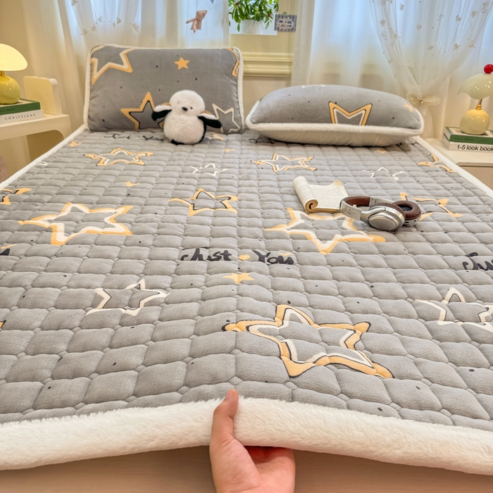 91家纺网 家纺一手货源 找家纺 梦初语 2025新款牛奶绒印花夹棉加厚款床护垫褥子大床场景-直播爆款（夹棉200克） 繁星