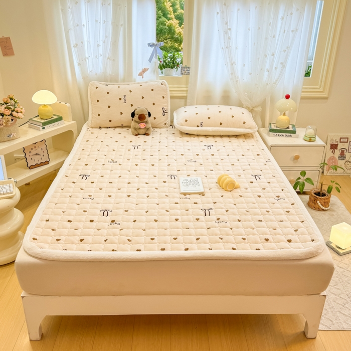 91家纺网 家纺一手货源 找家纺 梦初语 2025新款牛奶绒印花夹棉加厚款床护垫褥子大床场景-直播爆款（夹棉200克） 奶油爱心