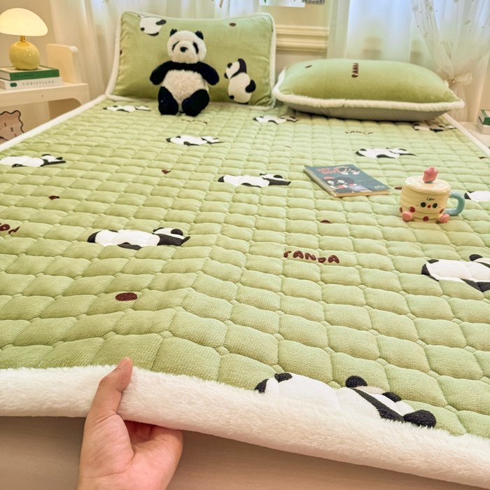 91家纺网 家纺一手货源 找家纺 梦初语 2025新款牛奶绒印花夹棉加厚款床护垫褥子大床场景-直播爆款（夹棉200克） 熊猫乐园