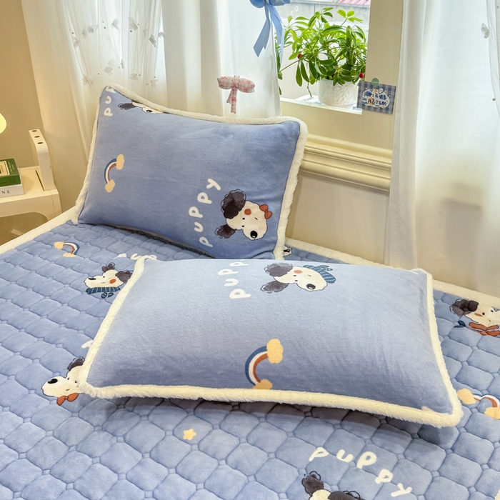 91家纺网 家纺一手货源 找家纺 梦初语 2025新款牛奶绒印花夹棉加厚款床护垫褥子大床场景-直播爆款（夹棉200克） 汪汪星球