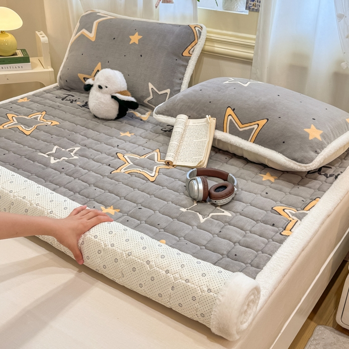 91家纺网 家纺一手货源 找家纺 梦初语 2025新款牛奶绒印花夹棉加厚款床护垫褥子大床场景-直播爆款（夹棉200克） 繁星