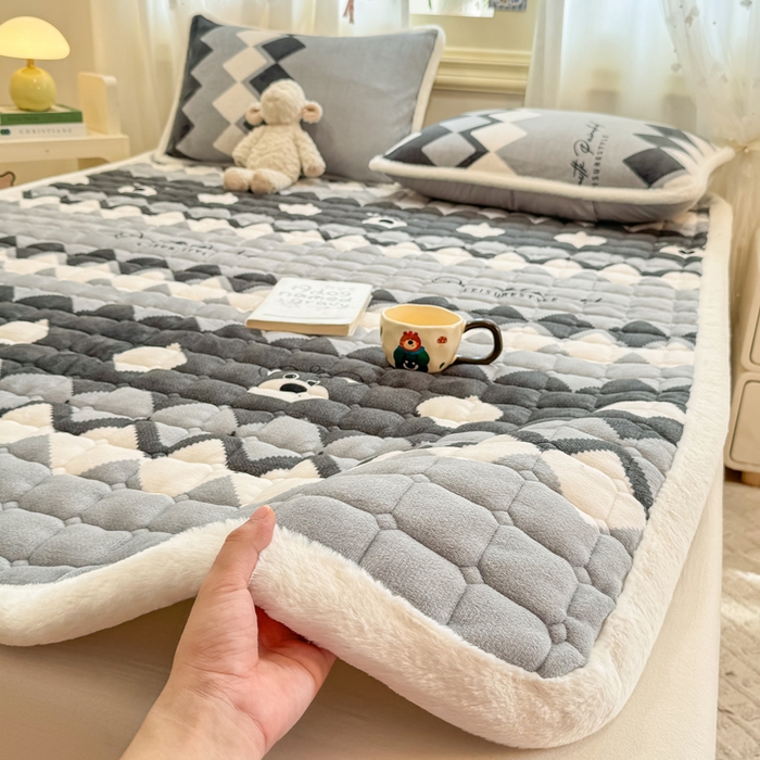 91家纺网 家纺一手货源 找家纺 梦初语 2025新款牛奶绒印花夹棉加厚款床护垫褥子大床场景-直播爆款（夹棉200克） 格调