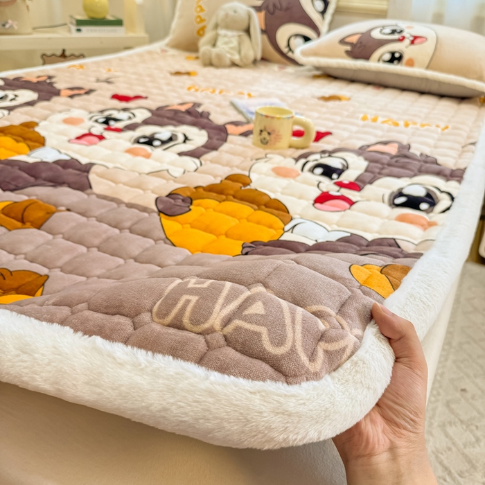 91家纺网 家纺一手货源 找家纺 梦初语 2025新款牛奶绒印花夹棉加厚款床护垫褥子大床场景-直播爆款（夹棉200克） 顽皮鼠