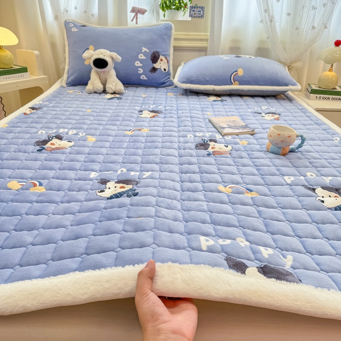 91家纺网 家纺一手货源 找家纺 梦初语 2025新款牛奶绒印花夹棉加厚款床护垫褥子大床场景-直播爆款（夹棉200克） 汪汪星球