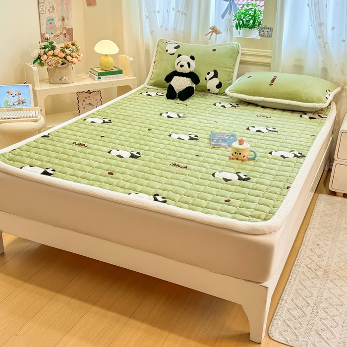 91家纺网 家纺一手货源 找家纺 梦初语 2025新款牛奶绒印花夹棉加厚款床护垫褥子大床场景-直播爆款（夹棉200克） 熊猫乐园