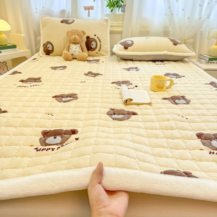 91家纺网 家纺一手货源 找家纺 梦初语 2025新款牛奶绒印花夹棉加厚款床护垫褥子大床场景-直播爆款（夹棉200克） 唯美小熊