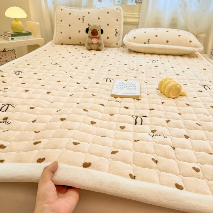 91家纺网 家纺一手货源 找家纺 梦初语 2025新款牛奶绒印花夹棉加厚款床护垫褥子大床场景-直播爆款（夹棉200克） 奶油爱心
