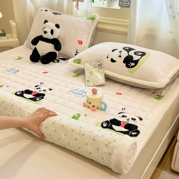 91家纺网 家纺一手货源 找家纺 梦初语 2025新款牛奶绒印花夹棉加厚款床护垫褥子大床场景-直播爆款（夹棉200克） 快乐panda