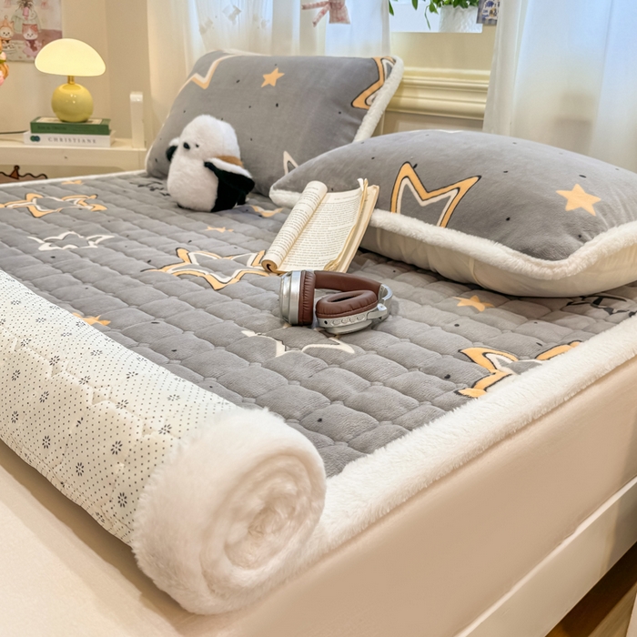 91家纺网 家纺一手货源 找家纺 梦初语 2025新款牛奶绒印花夹棉加厚款床护垫褥子大床场景-直播爆款（夹棉200克） 繁星