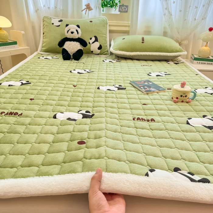 91家纺网 家纺一手货源 找家纺 梦初语 2025新款牛奶绒印花夹棉加厚款床护垫褥子大床场景-直播爆款（夹棉200克） 熊猫乐园