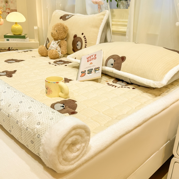 91家纺网 家纺一手货源 找家纺 （总）梦初语 2025新款牛奶绒印花夹棉加厚款床护垫褥子大床场景-直播爆款（夹棉200克）