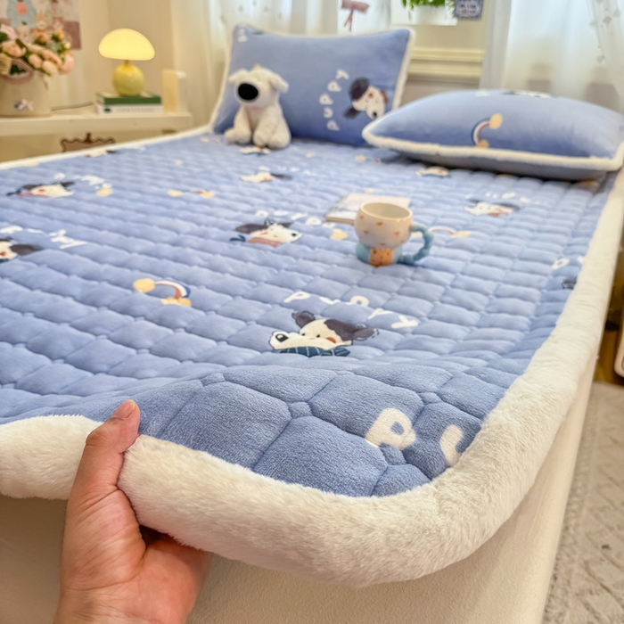 91家纺网 家纺一手货源 找家纺 梦初语 2025新款牛奶绒印花夹棉加厚款床护垫褥子大床场景-直播爆款（夹棉200克） 汪汪星球