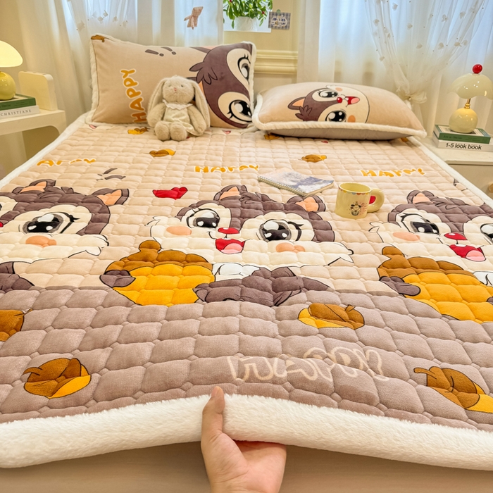 91家纺网 家纺一手货源 找家纺 梦初语 2025新款牛奶绒印花夹棉加厚款床护垫褥子大床场景-直播爆款（夹棉200克） 顽皮鼠