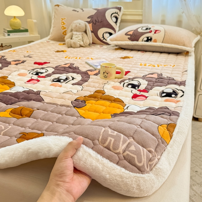 91家纺网 家纺一手货源 找家纺 梦初语 2025新款牛奶绒印花夹棉加厚款床护垫褥子大床场景-直播爆款（夹棉200克） 顽皮鼠