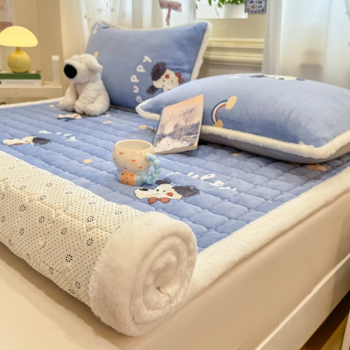 91家纺网 家纺一手货源 找家纺 梦初语 2025新款牛奶绒印花夹棉加厚款床护垫褥子大床场景-直播爆款（夹棉200克） 汪汪星球