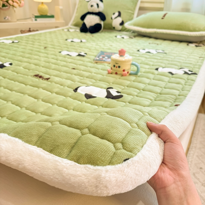 91家纺网 家纺一手货源 找家纺 梦初语 2025新款牛奶绒印花夹棉加厚款床护垫褥子大床场景-直播爆款（夹棉200克） 熊猫乐园