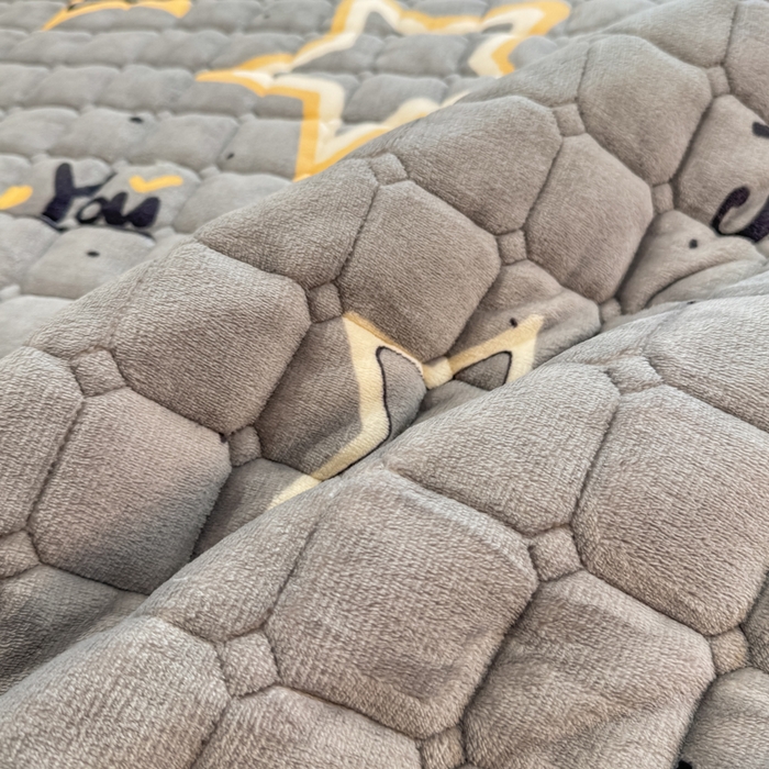 91家纺网 家纺一手货源 找家纺 梦初语 2025新款牛奶绒印花夹棉加厚款床护垫褥子大床场景-直播爆款（夹棉200克） 繁星