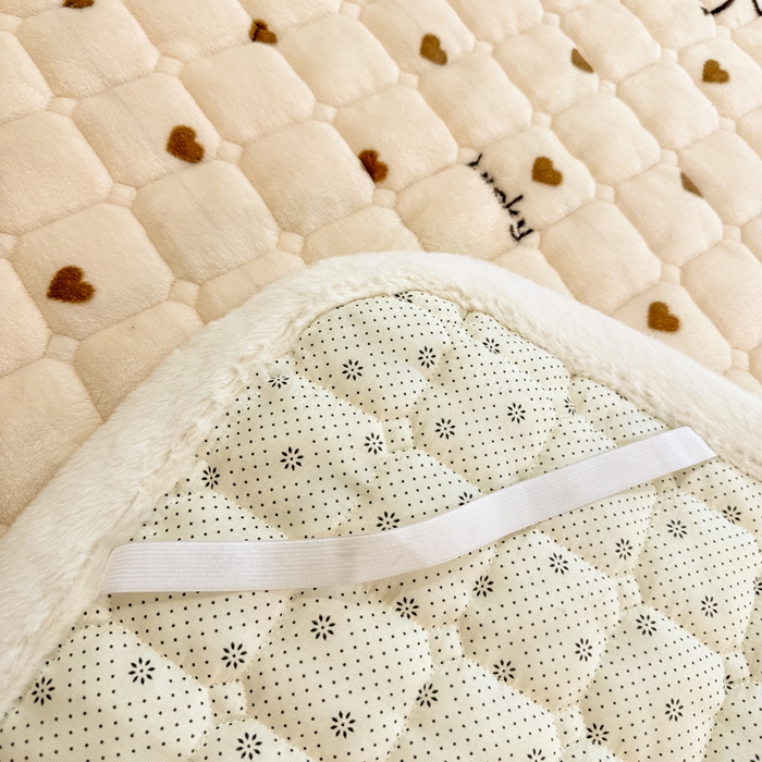 91家纺网 家纺一手货源 找家纺 梦初语 2025新款牛奶绒印花夹棉加厚款床护垫褥子大床场景-直播爆款（夹棉200克） 奶油爱心