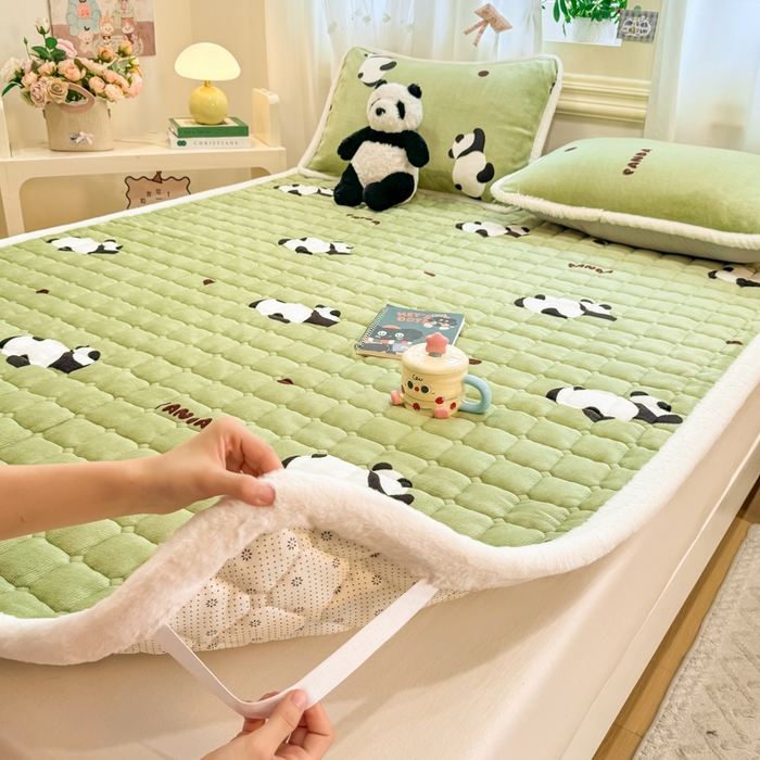 91家纺网 家纺一手货源 找家纺 梦初语 2025新款牛奶绒印花夹棉加厚款床护垫褥子大床场景-直播爆款（夹棉200克） 熊猫乐园