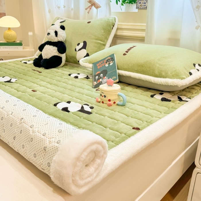 91家纺网 家纺一手货源 找家纺 梦初语 2025新款牛奶绒印花夹棉加厚款床护垫褥子大床场景-直播爆款（夹棉200克） 熊猫乐园