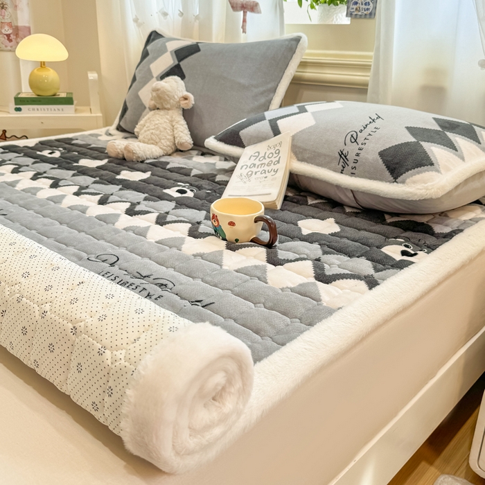 91家纺网 家纺一手货源 找家纺 梦初语 2025新款牛奶绒印花夹棉加厚款床护垫褥子大床场景-直播爆款（夹棉200克） 格调