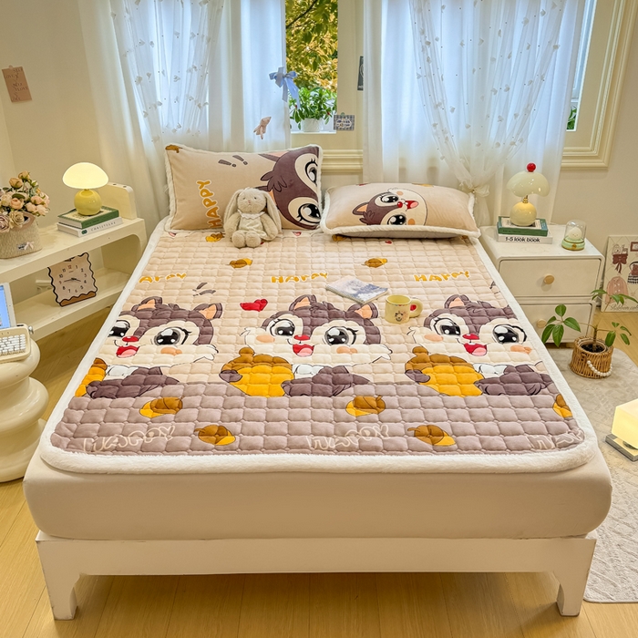 91家纺网 家纺一手货源 找家纺 梦初语 2025新款牛奶绒印花夹棉加厚款床护垫褥子大床场景-直播爆款（夹棉200克） 顽皮鼠