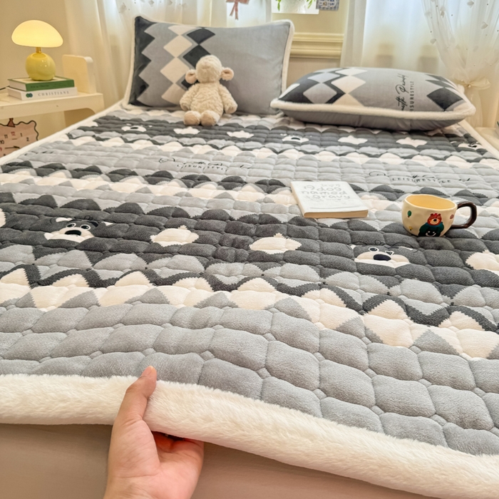 91家纺网 家纺一手货源 找家纺 梦初语 2025新款牛奶绒印花夹棉加厚款床护垫褥子大床场景-直播爆款（夹棉200克） 格调