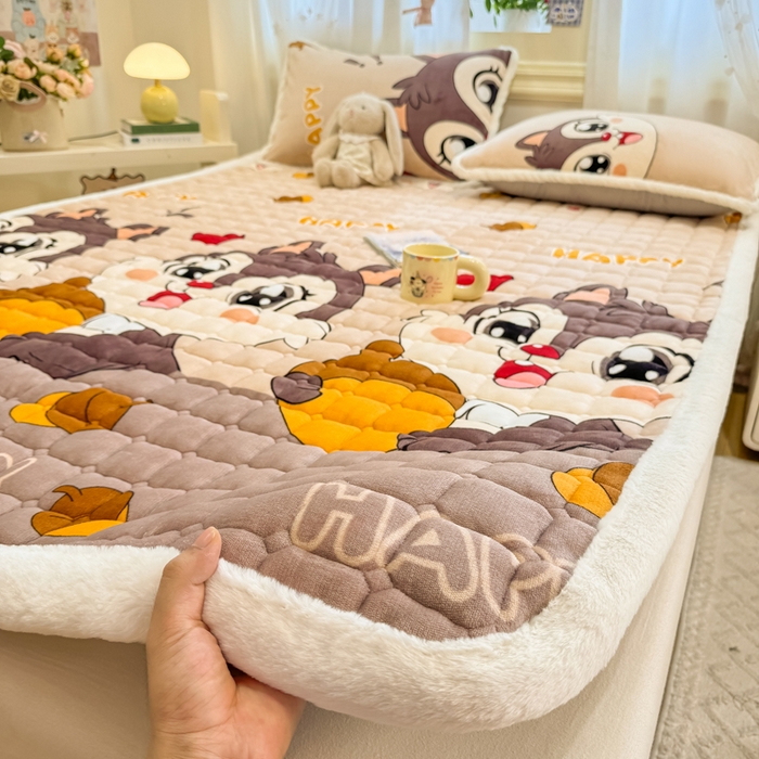 91家纺网 家纺一手货源 找家纺 梦初语 2025新款牛奶绒印花夹棉加厚款床护垫褥子大床场景-直播爆款（夹棉200克） 顽皮鼠