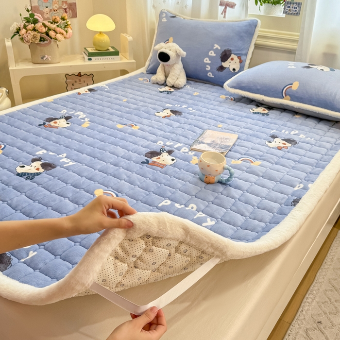 91家纺网 家纺一手货源 找家纺 梦初语 2025新款牛奶绒印花夹棉加厚款床护垫褥子大床场景-直播爆款（夹棉200克） 汪汪星球