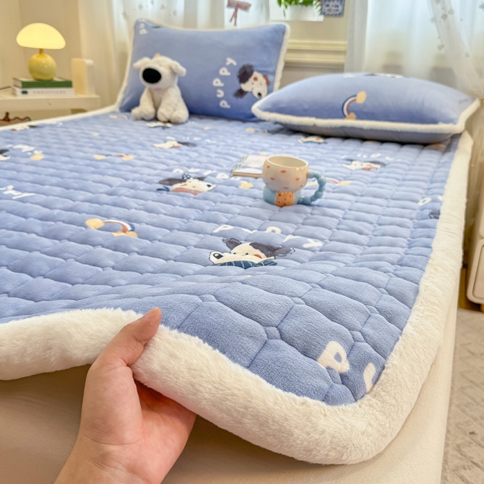 91家纺网 家纺一手货源 找家纺 梦初语 2025新款牛奶绒印花夹棉加厚款床护垫褥子大床场景-直播爆款（夹棉200克） 汪汪星球