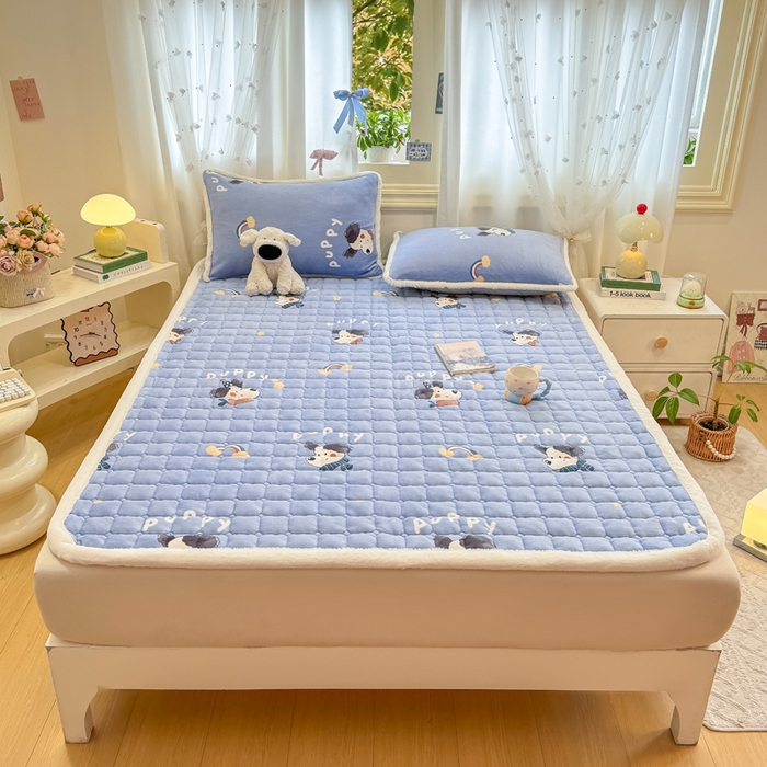 91家纺网 家纺一手货源 找家纺 梦初语 2025新款牛奶绒印花夹棉加厚款床护垫褥子大床场景-直播爆款（夹棉200克） 汪汪星球