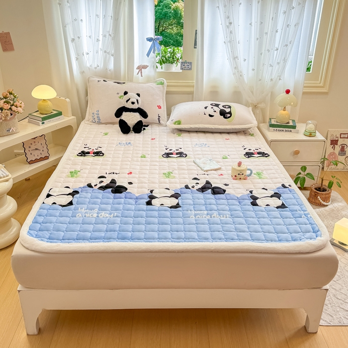 91家纺网 家纺一手货源 找家纺 梦初语 2025新款牛奶绒印花夹棉加厚款床护垫褥子大床场景-直播爆款（夹棉200克） 快乐panda