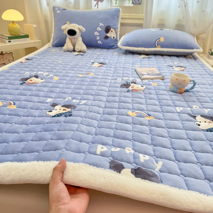 91家纺网 家纺一手货源 找家纺 梦初语 2025新款牛奶绒印花夹棉加厚款床护垫褥子大床场景-直播爆款（夹棉200克） 汪汪星球