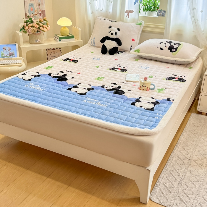 91家纺网 家纺一手货源 找家纺 梦初语 2025新款牛奶绒印花夹棉加厚款床护垫褥子大床场景-直播爆款（夹棉200克） 快乐panda