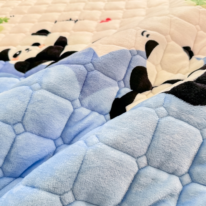 91家纺网 家纺一手货源 找家纺 梦初语 2025新款牛奶绒印花夹棉加厚款床护垫褥子大床场景-直播爆款（夹棉200克） 快乐panda