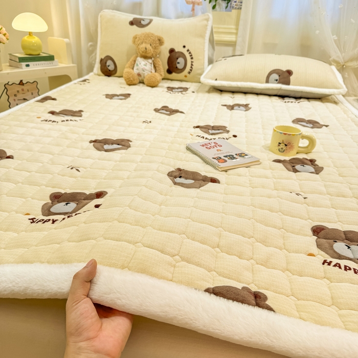 91家纺网 家纺一手货源 找家纺 梦初语 2025新款牛奶绒印花夹棉加厚款床护垫褥子大床场景-直播爆款（夹棉200克） 唯美小熊
