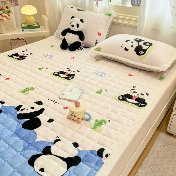 91家纺网 家纺一手货源 找家纺 梦初语 2025新款牛奶绒印花夹棉加厚款床护垫褥子大床场景-直播爆款（夹棉200克） 快乐panda