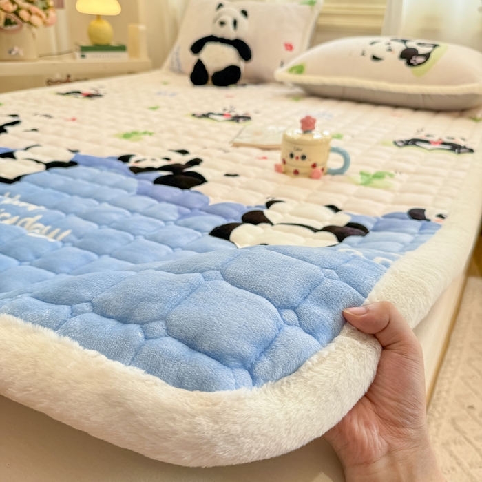 91家纺网 家纺一手货源 找家纺 梦初语 2025新款牛奶绒印花夹棉加厚款床护垫褥子大床场景-直播爆款（夹棉200克） 快乐panda