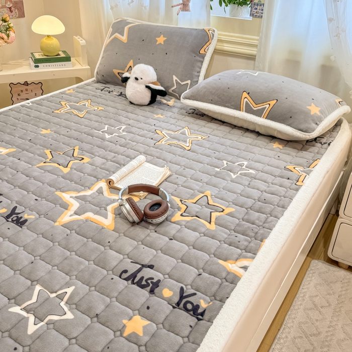 91家纺网 家纺一手货源 找家纺 梦初语 2025新款牛奶绒印花夹棉加厚款床护垫褥子大床场景-直播爆款（夹棉200克） 繁星