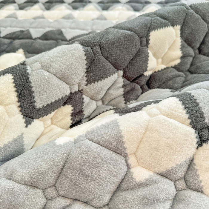 91家纺网 家纺一手货源 找家纺 梦初语 2025新款牛奶绒印花夹棉加厚款床护垫褥子大床场景-直播爆款（夹棉200克） 格调