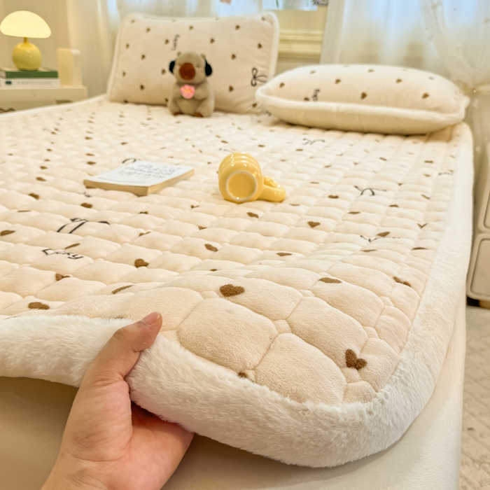 91家纺网 家纺一手货源 找家纺 梦初语 2025新款牛奶绒印花夹棉加厚款床护垫褥子大床场景-直播爆款（夹棉200克） 奶油爱心