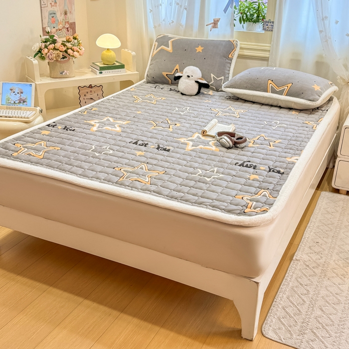 91家纺网 家纺一手货源 找家纺 梦初语 2025新款牛奶绒印花夹棉加厚款床护垫褥子大床场景-直播爆款（夹棉200克） 繁星