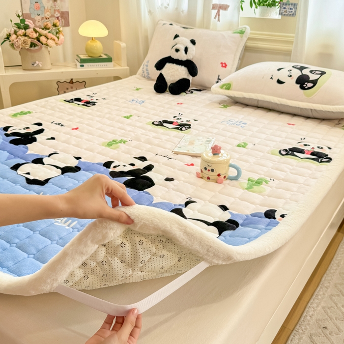91家纺网 家纺一手货源 找家纺 梦初语 2025新款牛奶绒印花夹棉加厚款床护垫褥子大床场景-直播爆款（夹棉200克） 快乐panda