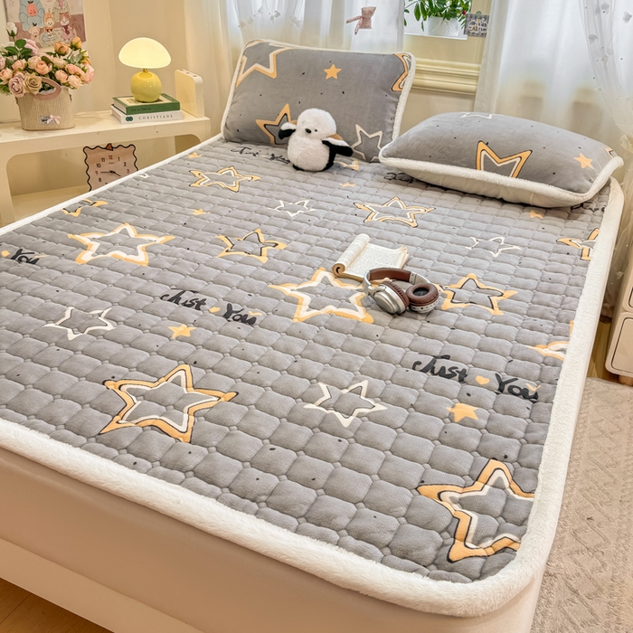 梦初语 2025新款牛奶绒印花夹棉加厚款床护垫褥子大床场景-直播爆款（夹棉200克） 繁星