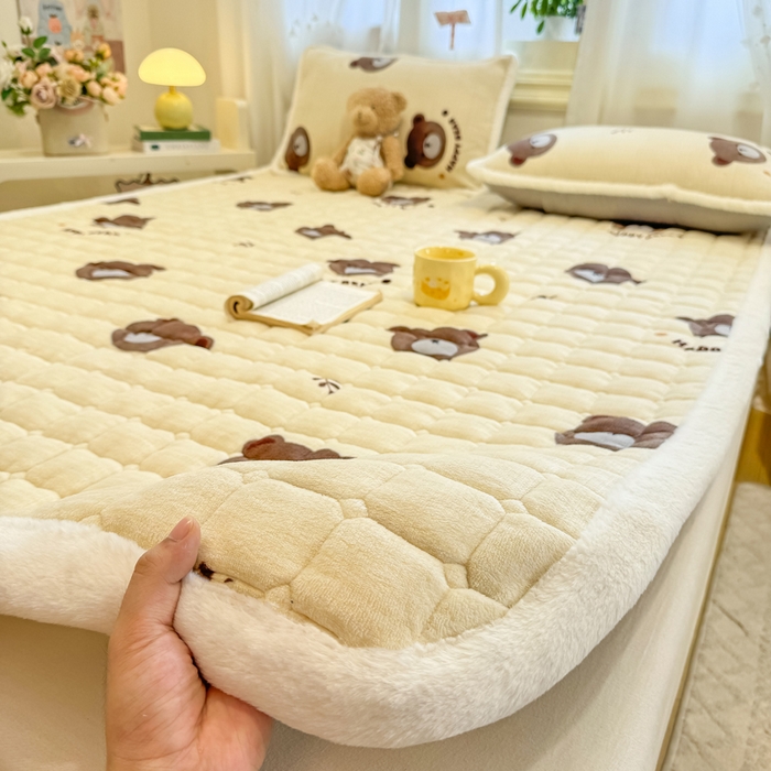 91家纺网 家纺一手货源 找家纺 梦初语 2025新款牛奶绒印花夹棉加厚款床护垫褥子大床场景-直播爆款（夹棉200克） 唯美小熊