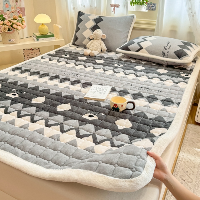 91家纺网 家纺一手货源 找家纺 梦初语 2025新款牛奶绒印花夹棉加厚款床护垫褥子大床场景-直播爆款（夹棉200克） 格调